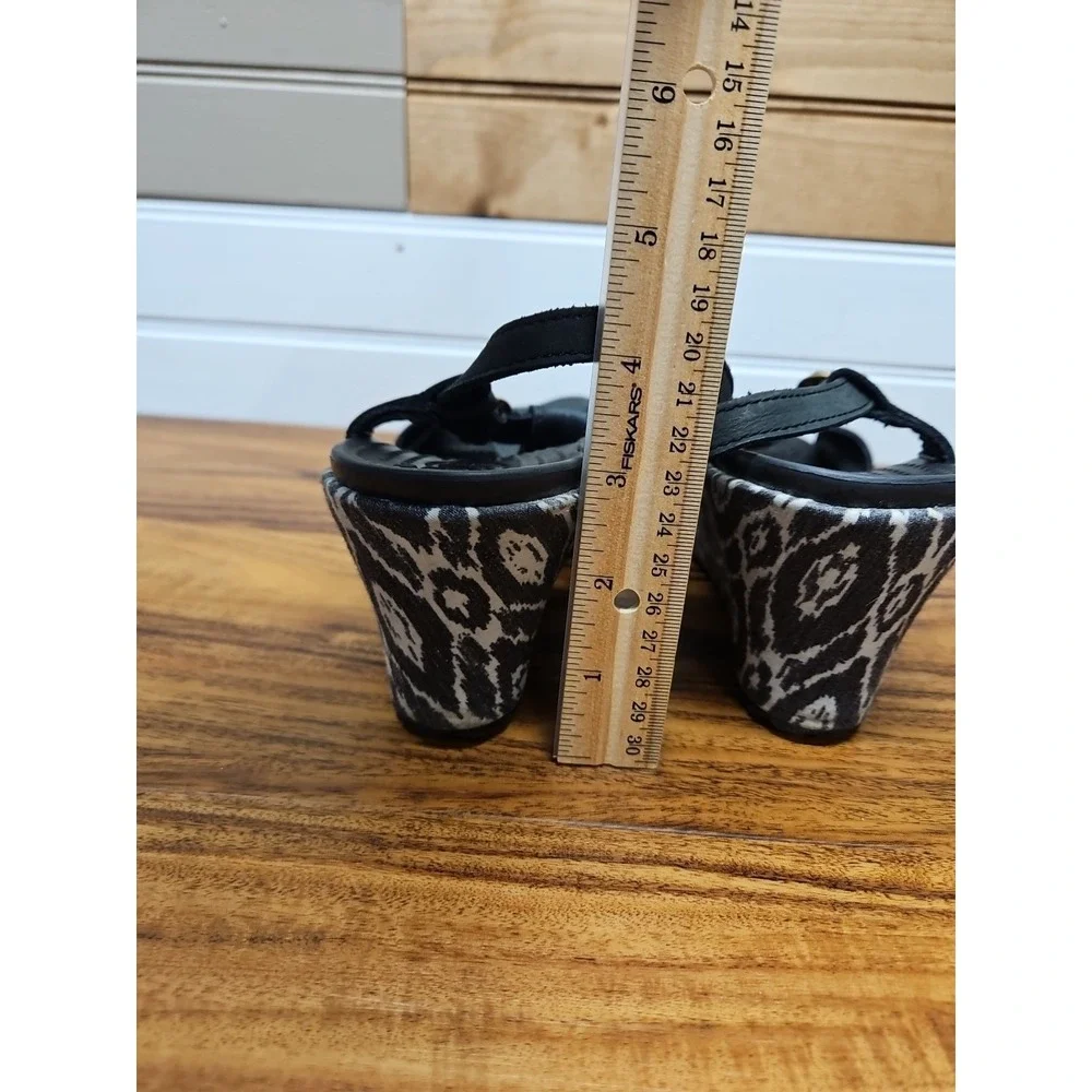 Crocs Leigh Ikat Sandals Womens 8 Black White Nubuck Wedge T Strap Buckle